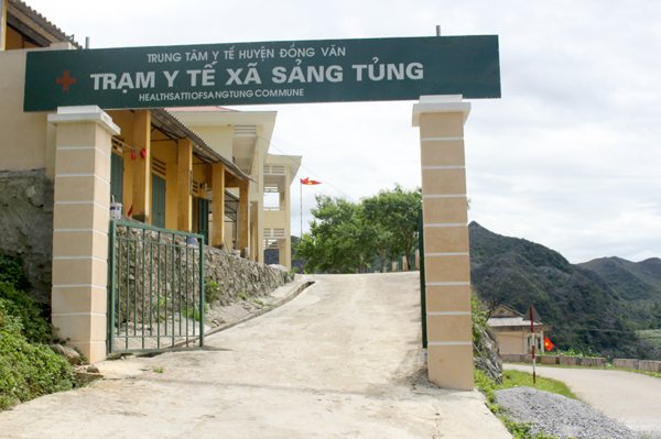 Trạm y tế xã Sảng Tủng được xây dựng khang trang nhưng do thiếu bác sỹ nên khó có thể đạt chuẩn Bộ tiêu chí Quốc gia về y tế.