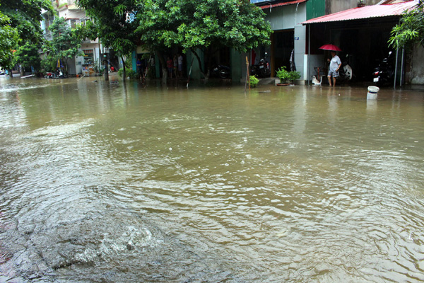 Mưa lớn gây ngập úng tại đường Lý Tự Trọng, thuộc tổ 11, phường Minh Khai
