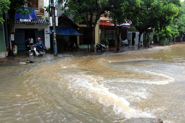 Đường ngập khiến giao thông đi lại của người dân gặp nhiều khó khăn