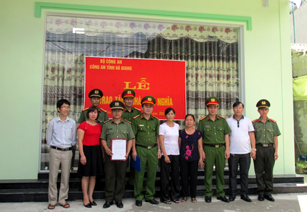 Lãnh đạo Công an huyện, cấp ủy chính quyền địa phương và gia đình đại úy Giàng Mí Pó tại lễ trao tặng nhà tình nghĩa.  Ảnh Dương Nội (Công an huyện Mèo Vạc)