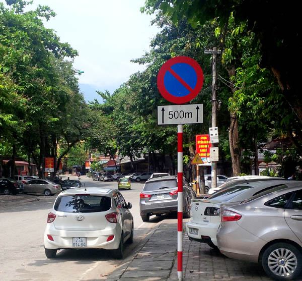 Cũng trên đường Trần Hưng Đạo, đoạn trước cửa Sở KH-ĐT, khách đến giao dịch buộc phải vi phạm bởi vỉa hè đã bị chiếm dụng, sân cơ quan hết chỗ, xung quanh không bãi đỗ 