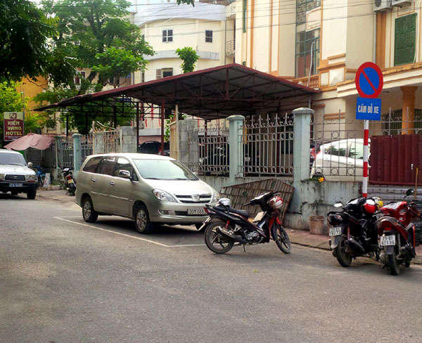 đường Yết Kiêu, phía sau Sở Tài chính đã kẻ ô đỗ xe, lại mọc lên chiếc biển cấm, liệu có hợp lý? 