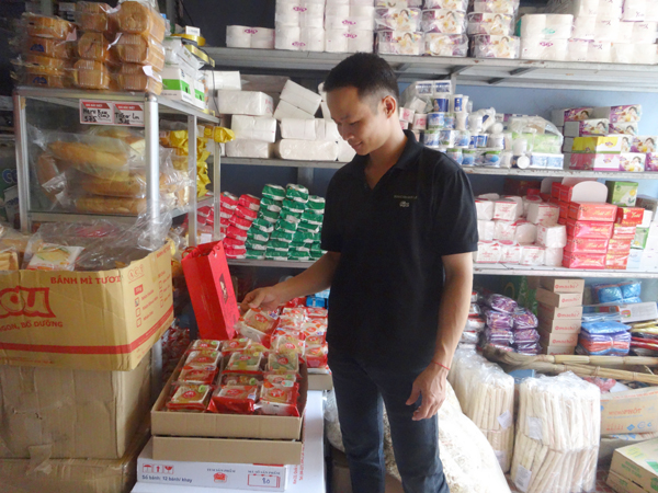 Khách chọn mua bánh Trung thu tại cửa hàng Nhật Cường.