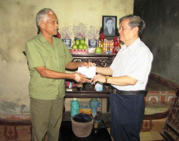 Lãnh đạo Hội tặng quà cho gia đình ông Phạm Văn Thái đối tượng bị nhiễm CĐDC/DIOXIN tại tổ 1, phường Ngọc Hà, thành phố Hà Giang.