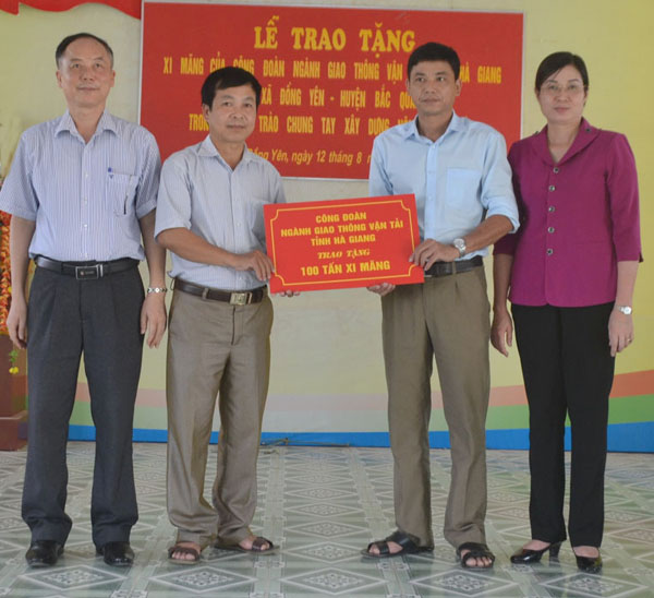Phó Chủ tịch UBND tỉnh Hà Thị Minh Hạnh và Chánh Văn phòng Sở GTVT Hà Giang trao tặng xi măng cho lãnh đạo xã Đồng Yên