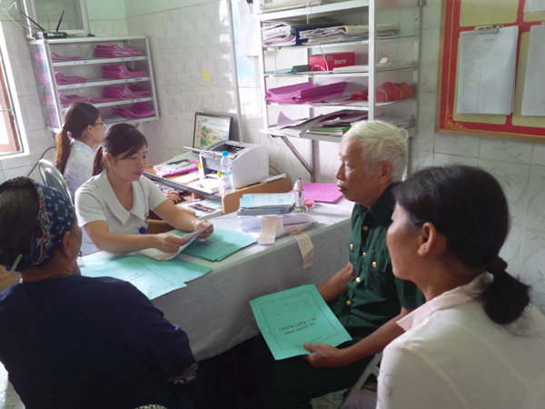Khám, chữa bệnh cho các thương, bệnh binh, gia đình chính sách tại Bệnh viện huyện Quang Bình. Ảnh: HIẾN CHƯƠNG