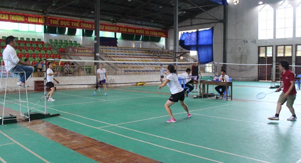 Trận đấu đôi nam nữ giữa Báo Hà Giang và Bưu điện tỉnh.