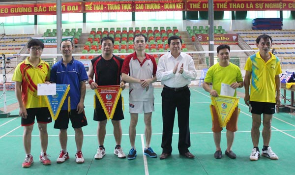 Đồng chí Nguyễn Văn Tuệ, Giám đốc Sở TT – TT, trao giải cho các VĐV tham gia thi đấu đôi nam.