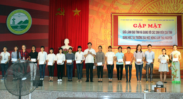 Bí thư Tỉnh ủy Triệu Tài Vinh tặng quà cho những SV có thành tích xuất sắc trong học tập.