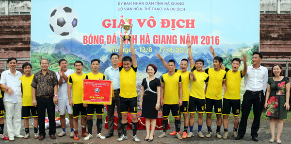 Lãnh đạo Sở VH,TT&DL trao Cúp, Cờ cho đội bóng thành phố Hà Giang.