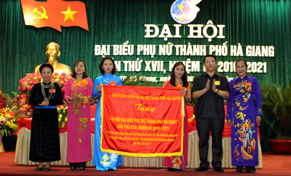 Bí thư Thành ủy Trần Mạnh Lợi tặng Đại hội bức trướng.