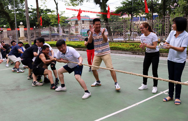 CB,CNVC,NLĐ Văn phòng UBND tỉnh thi kéo co.