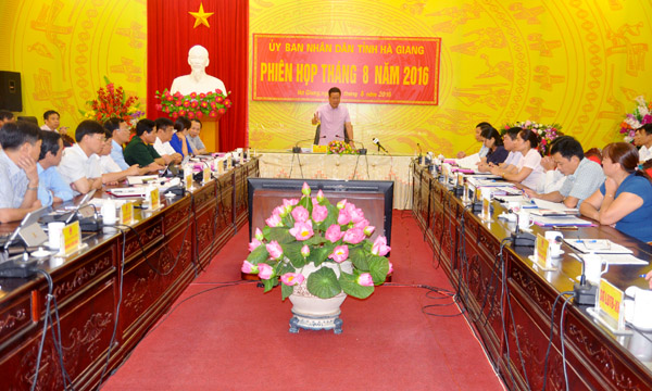 Phó Bí thư Tỉnh ủy, Chủ tịch UBND tỉnh Nguyễn Văn Sơn phát biểu tại phiên họp.