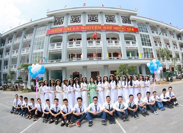 Tập thể lớp 12 Toán, khóa học 2013 – 2016, có tỷ lệ đỗ đại học cao.