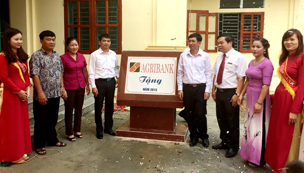 Lãnh đạo đại diện Agribank Việt Nam, Agribank Hà Giang; Huyện ủy, HĐND, UBND huyện Bắc Mê chụp ảnh trước biển gắn công trình. 