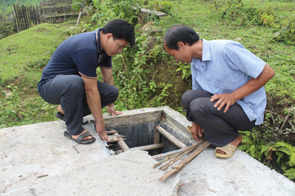 Bể lọc của công trình nước sạch thôn Cao Sơn đang xây dựng dở dang, vẫn còn nguyên cây chống, tấm đan.