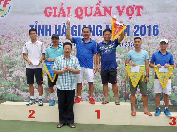 Chủ tịch UBND tỉnh Nguyễn Văn Sơn trao giải cho các vận động viên đoạt giải ở nội dung đôi nam phong trào từ 36-45 tuổi.