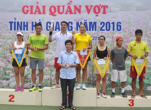 Trưởng ban Tổ chức Tỉnh ủy Nguyễn Trung Tài trao giải cho các vận động viên đoạt giải ở nội dung Đôi nam nữ phong trào từ 16-35 tuổi.