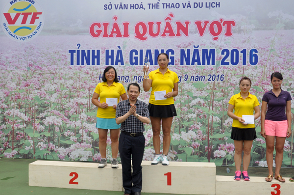 Phó Chủ tịch UBND tỉnh Trần Đức Quý trao giải cho các vận động viên đoạt giải ở nội dung Đơn nữ không phân biệt nhóm tuổi.