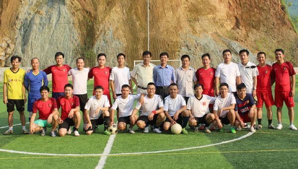 Lãnh đạo 2 cơ quan chụp ảnh lưu niệm cùng các cầu thủ.