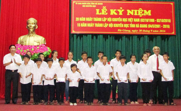 Đồng chí Hoàng Văn Vịnh, Tỉnh ủy viên, Phó Chủ tịch HĐND tỉnh và lãnh đạo Hội KH tỉnh trao quà cho 20 em học sinh nghèo, mồ côi, học giỏi của Trung tâm Bảo trợ xã hội tỉnh.
