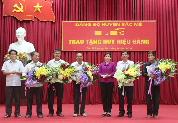 Đồng chí Chúng Thi Chiên, Ủy viên BTV Tỉnh ủy, Phó Chủ tịch HĐND tỉnh và lãnh đạo Huyện ủy trao huy hiệu 30 năm tuổi Đảng cho đảng viên.