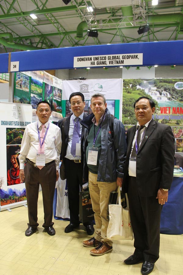 Đoàn công tác của tỉnh Hà Giang chụp ảnh lưu niệm cùng Ngài Patrick Mckeever, Trưởng Ban khoa học Trái đất và tự nhiên, UNESCO.