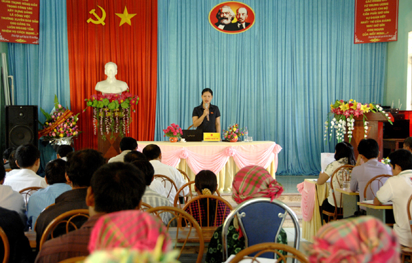 Bà Vương Ngọc Ngọc Hà tiếp xúc cử tri tại xã Thái An (Quản Bạ).