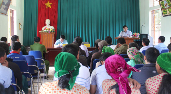 Đồng chí Nguyễn Ngọc Hải, Giám đốc Ngân hàng NN&PTNT tỉnh, ĐBQH khóa XIV tỉnh Hà Giang phát biểu tại buổi tiếp xúc cử tri ở xã Lũng Cú (Đồng Văn).