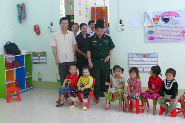 Đoàn ĐBQH khóa XIV đơn vị tỉnh Hà Giang kiểm tra cơ sở vật chất của trường Mầm non xã Phiêng Luông (Bắc Mê).