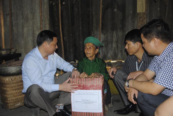 Phó Chủ tịch UBND tỉnh Nguyễn Minh Tiến thăm hỏi, tặng quà cụ bà Ly Thị Xia, thôn Sủng Trà, xã Sủng Trà.