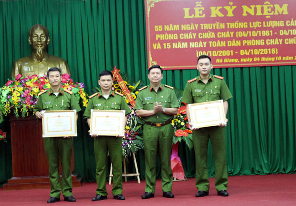 Lãnh đạo Công an tỉnh trao Bằng khen cho các cá nhân, tập thể có thành tích xuất sắc trong công tác PCCC.