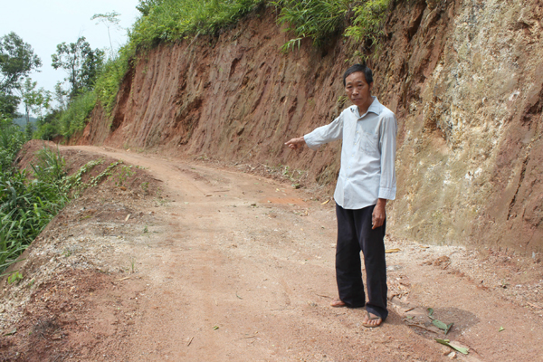 Trưởng thôn Minh Tiến, ông Lý Văn Tắc đã hiến 1.000m2 đất làm đường sang thôn Bản Đáp (Lào Cai).