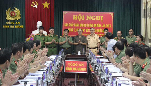 Được sự ủy nhiệm của lãnh đạo UBKT Trung ương, đồng chí Lê Quang Minh, Chủ nhiệm UBKT tỉnh, trao Kỷ niệm chương cho 9 đồng chí trong Đảng ủy Công an tỉnh.