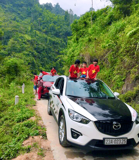 Người dân thành phố vào thôn ngắm ruộng bậc thang của thành phố mình.