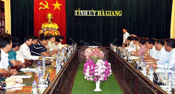 Trưởng ban Tổ chức Tỉnh ủy Nguyễn Trung Tài phát biểu tại buổi làm việc.