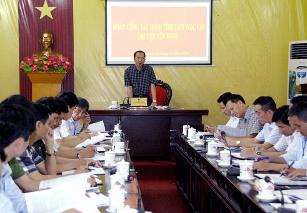 Phó Chủ tịch UBND tỉnh Trần Đức Quý phát biểu tại buổi làm việc với huyện Yên Minh.