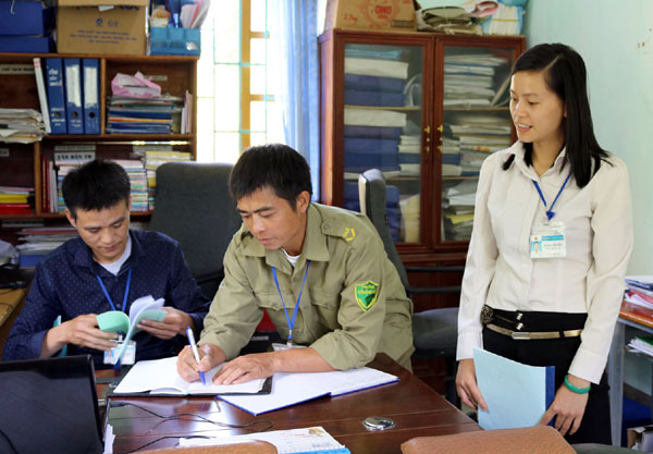 Cán bộ, đảng viên xã Lùng Tám (Quản Bạ) tìm hiểu thông tin cuộc thi viết.  				Ảnh: LÊ HẢI