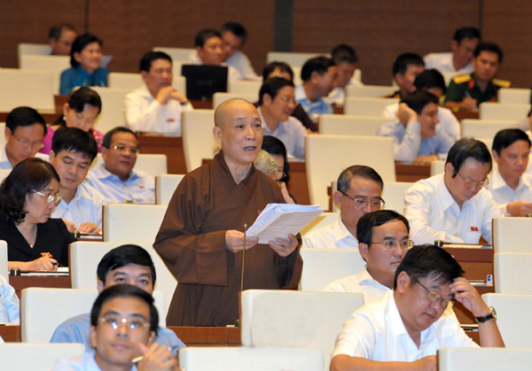 Đại biểu QH thành phố Hà Nội phát biểu ý kiến thảo luận tại hội trường. Ảnh: ĐĂNG KHOA 