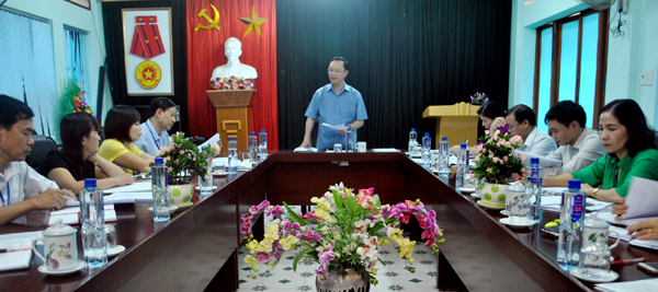 Đồng chí Thào Hồng Sơn, Phó Bí thư Thường trực Tỉnh ủy, Chủ tịch HĐND tỉnh phát biểu kết luận buổi giám sát tại Sở Y tế.  