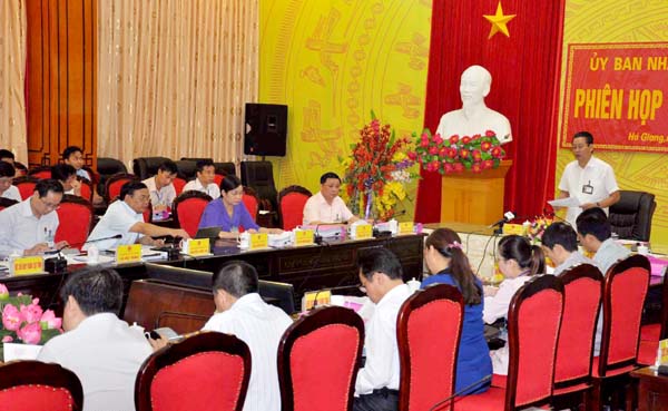 Chủ tịch UBND tỉnh Nguyễn Văn Sơn phát biểu tại phiên họp.