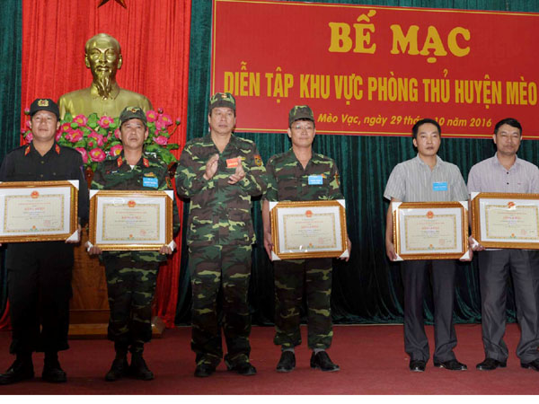 Chủ tịch UBND tỉnh Nguyễn Văn Sơn trao Bằng khen cho các tập thể có thành tích xuất sắc trong diễn tập.