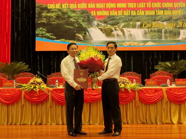 Lãnh đạo tỉnh Cao Bằng bàn giao cho lãnh đạo tỉnh Hà Giang đăng cai tổ chức Hội nghị Trao đổi kinh nghiệm HĐND 14 tỉnh trung du và miền núi phía Bắc lần thứ II 