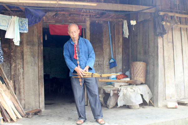 Tuy đã 75 tuổi, nhưng ông Vàng Tờ Phủ vẫn luôn gắn bó với cây khèn Mông.