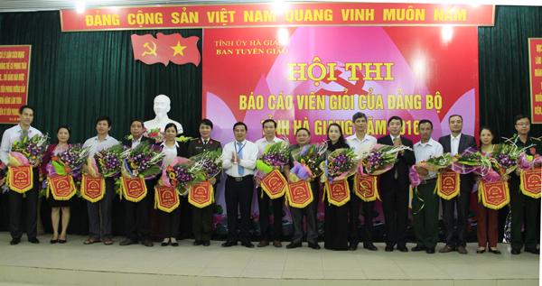 Đồng chí Sèn Chỉn Ly tặng hoa và cờ lưu niệm cho các đoàn tham gia hội thi.