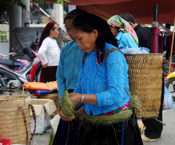 Quẩy tấu trở thành người “bạn” gắn liền với người Mông mỗi khi xuống chợ.