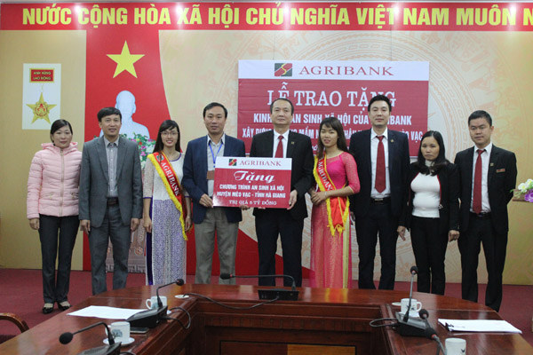 Phó Giám đốc Agribank Hà Giang trao tặng 5 tỷ đồng cho lãnh đạo đại diện huyện Mèo Vạc để xây dựng trường Mầm non xã Khâu Vai