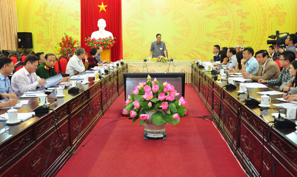Chủ tịch UBND tỉnh Nguyễn Văn Sơn phát biểu kết luận cuộc họp