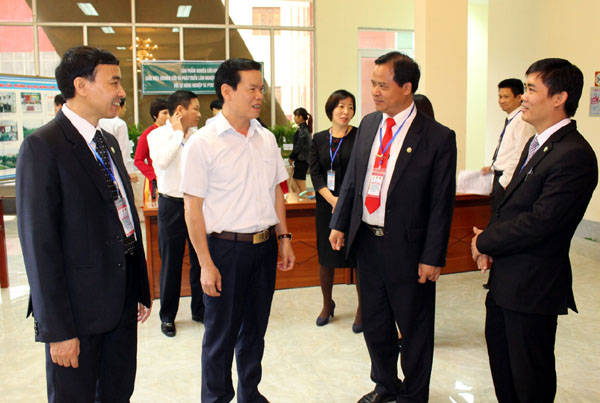 Bí thư Tỉnh ủy Triệu Tài Vinh trao đổi với đại diện các trường Đại học kỹ thuật tham  dự Hội thảo.