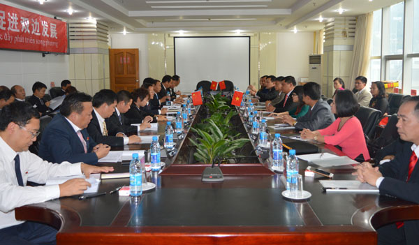 Đồng chí Lương Văn Đoàn, Phó Bí thư Huyện ủy, Chủ tịch UBND huyện Vị Xuyên cùng đoàn công tác, hội đàm với đoàn đại biểu huyện MaLyPho.
